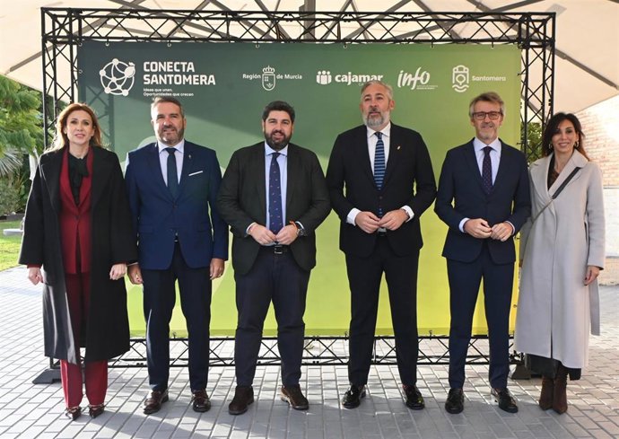 El presidente de la Comunidad, Fernando López Miras, y el alcalde de Santomera, Víctor Martínez, en el Foro 'Conecta Santomera 2025’