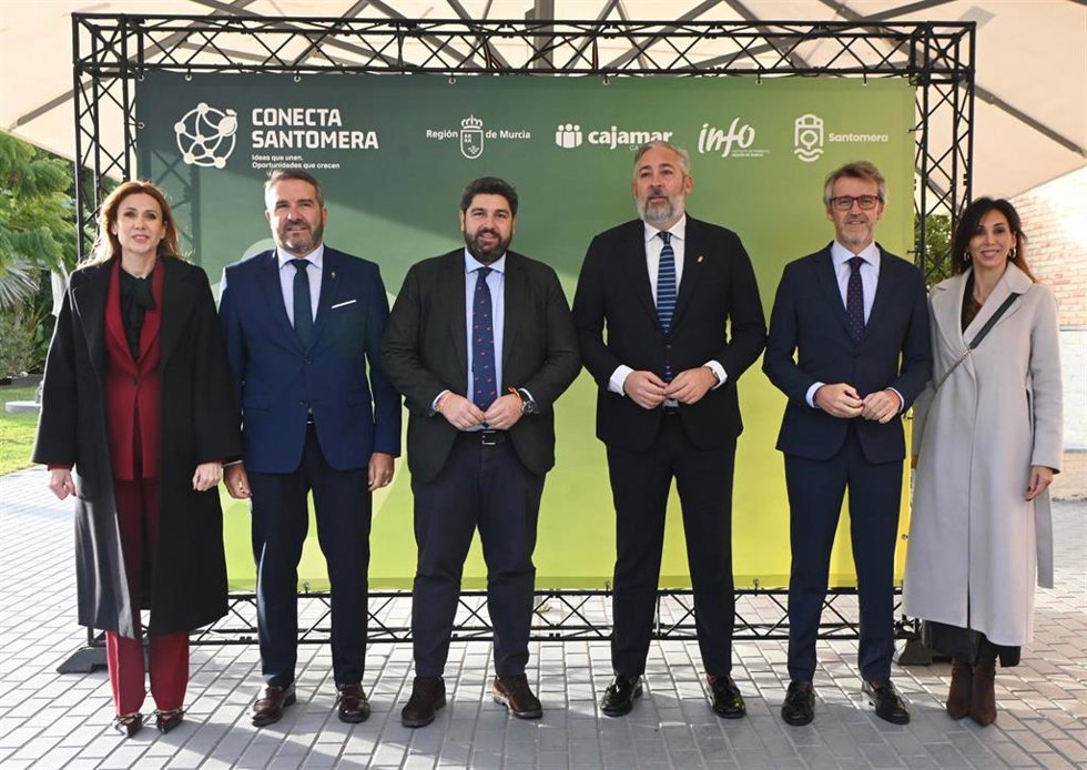 El presidente de la Comunidad, Fernando López Miras, y el alcalde de Santomera, Víctor Martínez, en el Foro 'Conecta Santomera 2025