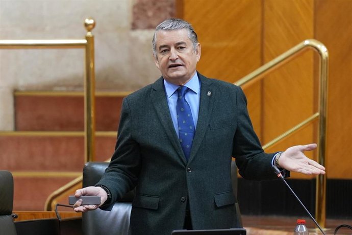 El consejero de Sanidad, Presidencia y Emergencias de la Junta de Andalucía, Antonio Sanz, en el pleno del Parlamento de Andalucía del 3 de diciembre de 2025.