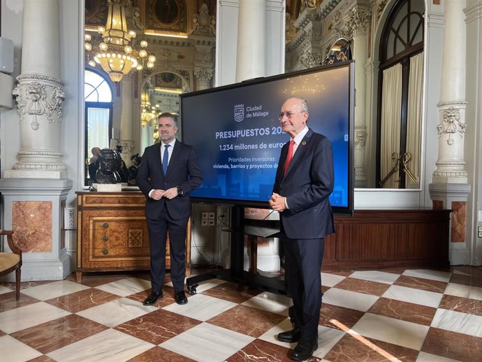 El alcalde de Málaga, Francisco de la Torre, y el concejal delegado de Economía, Hacienda y Fondos de la UE, Carlos Conde, durante la presentación del proyecto de presupuestos para 2026