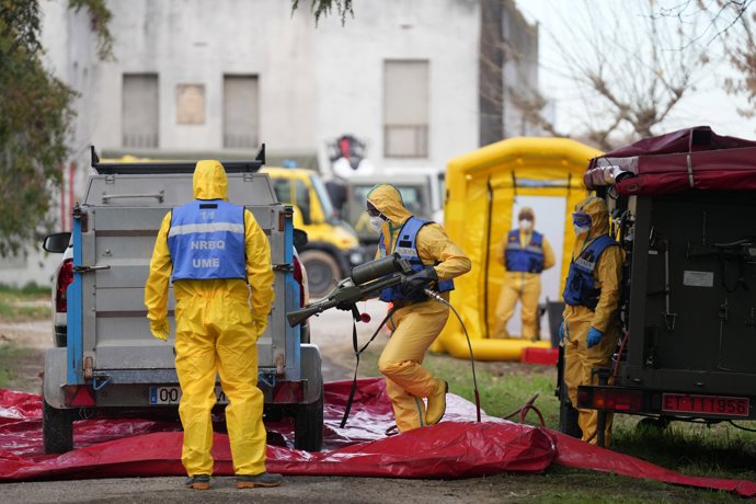 Varias personas de la UME desinfectan vehiculos, durante la presentación de los medios de la UME para el control de la peste porcina, a 2 de diciembre de 2025, en Barcelona, Cataluña (España).