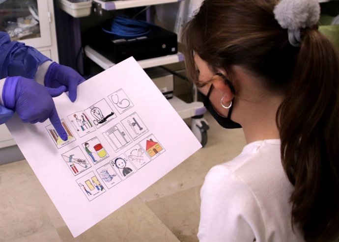 Enfermera atendiendo los pictogramas con una paciente