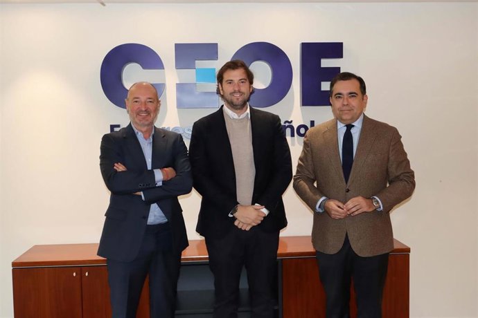 (Izquierda A Derecha): Juan Carlos Guaita, Presidente De Prosolia Energy, Javier Martínez, CEO De Prosolia Energy Y Borja Echegaray, Jefe Del Área De Empresas De CEOE.