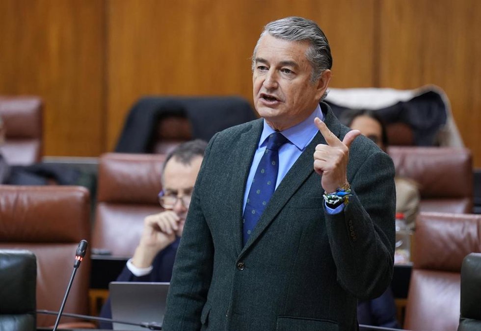El consejero de Sanidad, Presidencia y Emergencias de la Junta de Andalucía, Antonio Sanz, interviene en la segunda jornada de Pleno del Parlamento de Andalucía. 