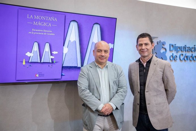 El delegado de Cultura de la Diputación de Córdoba, Gabriel Duque (izda.), en la presentación de 'La Montaña Mágica'.