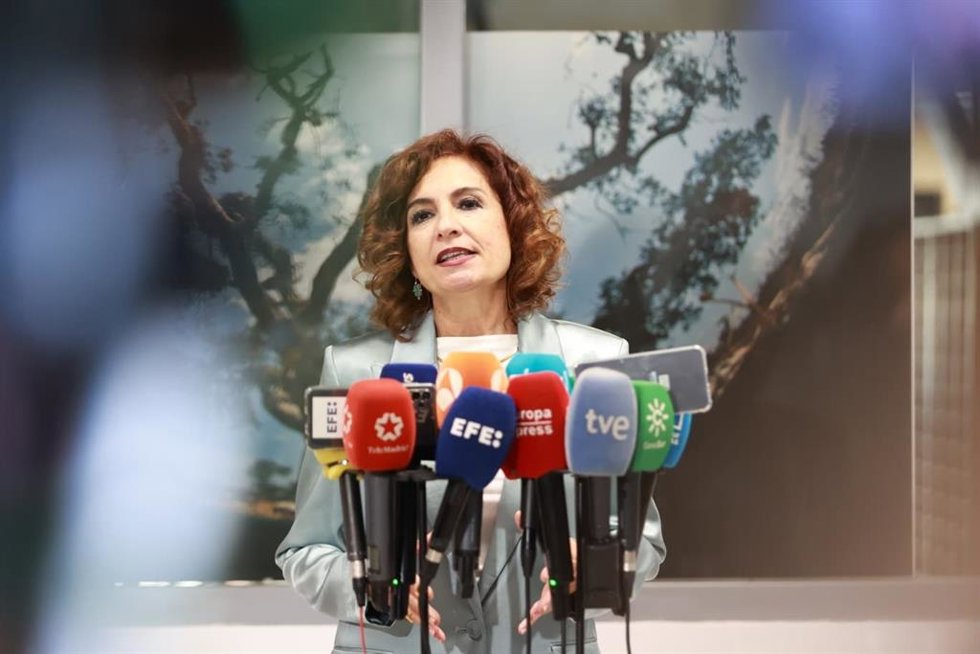 La vicepresidenta primera del Gobierno y ministra de Hacienda, María Jesús Montero, atiende a los medios en una visita a la Estación Biológica de Doñana, en Sevilla.