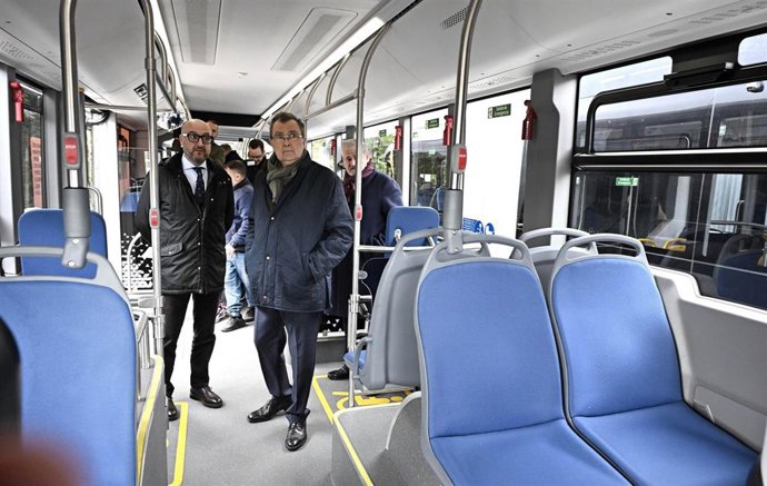 El alcalde de Murcia, José Ballesta, acompañado del concejal de Movilidad, Gestión Económica y Contratación, José Francisco Muñoz, en el interior de un tranvibús