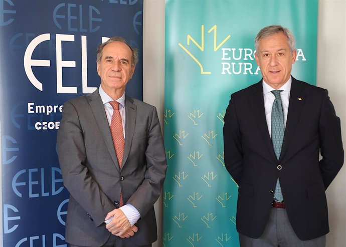 Los presidentes de Eurocaja Rural y de FELE tras la firma del acuerdo.