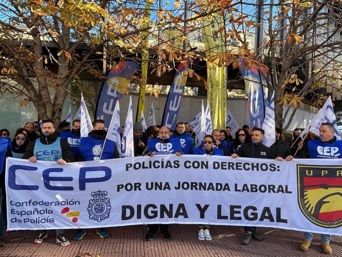 La Confederación Española de Policía (CEP) se concentra frente a la sede de la Delegación del Gobierno para alertar de un aumento de la inseguridad y exigir mejoras laborales y garantías jurídicas.