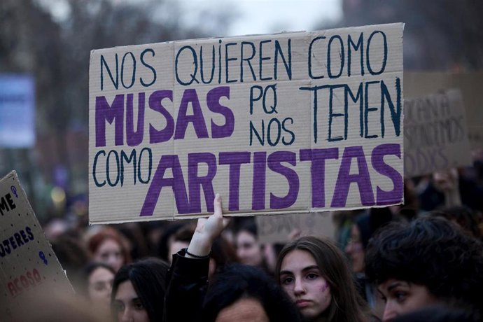 Archivo - Una mujer protesta con un cartel durante la manifestación que abandera la Assemblea 8M por el 8M, Día Internacional de la Mujer, a 8 de marzo de marzo de 2023, en Barcelona, Catalunya (España). 