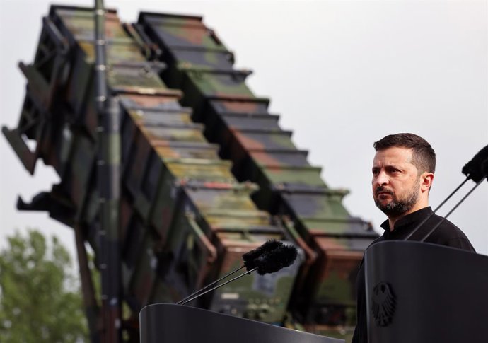 Archivo - FILED - 11 June 2024, Mecklenburg-Vorpommern, ---: Ukrainian President Volodymyr Zelensky stands in front of a "Patriot" anti-aircraft missile system during his visit to a military training area. The Ukrainian Foreign Ministry summoned the deput