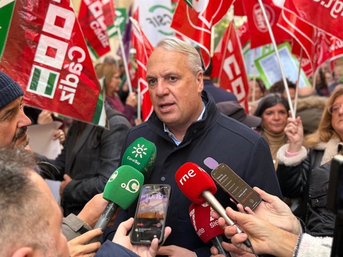 El alcalde de San Roque y secretario general del PSOE de Cádiz, Juan Carlos Ruiz Boix, atiende a los medios en una manifestación en Cádiz.