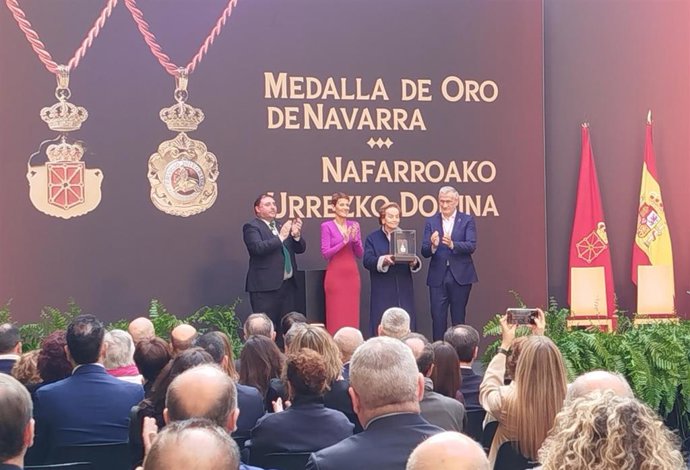 La viuda de Manuel Torres recoge la Medalla de Oro de Navarra 2025, concedida al empresario a título póstumo