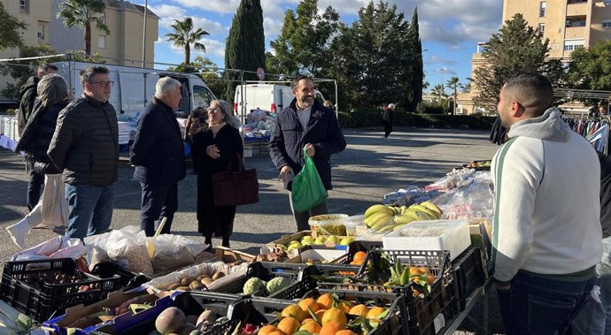 El portavoz del PSOE municipal, Daniel Pérez, y los ediles socialistas Mari Carmen Sánchez, Salvador Trujillo y Jorge Quero, en el mercadillo de la Colonia Santa Inés.