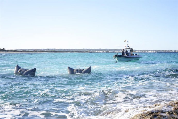 Labores de retirada de un yate embarrancado en Formentera