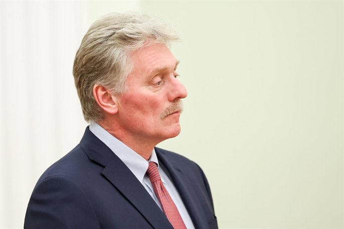 RÚSSIA, MOSCOU - 28 DE NOVEMBRO DE 2025: O secretário de imprensa da presidência russa, Dmitry Peskov, é visto durante uma reunião entre o presidente da Rússia, Vladimir Putin, e o primeiro-ministro da Hungria, Viktor Orban, no Kremlin de Moscou. Alexande