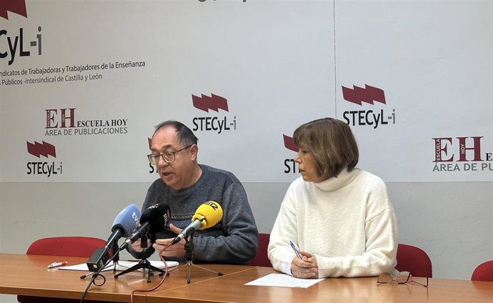 El portavoz de Stacyl, Javier Rodríguez, y la portavoz del Sindicato de Trabajadores de la Enseñanza de Castilla y León (SteCyL-i), Christina Fulconis, en una rueda de prensa este martes, 3 de diciembre.