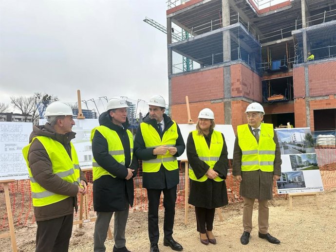 El consejero de Medio Ambiente, Vivienda y Ordenación del Territorio, Juan Carlos Suárez-Quiñones, visita las 144 viviendas colaborativas que la Junta impulsa en Burgos