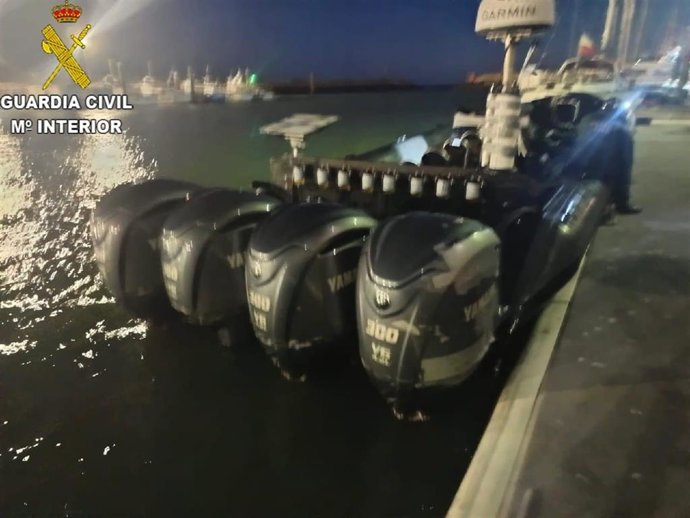 Embarcación semirrígida interceptada en aguas de Sanlúcar de Barrameda (Cádiz) con provisiones para narcolanchas.