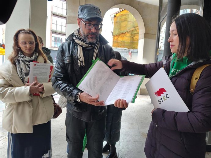 Representantes de la Junta de Personal Docente momentos antes de registrar las firmas