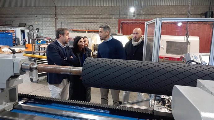 Gálvez (2ª izda.), durante su visita a la empresa Neopren Caucho.