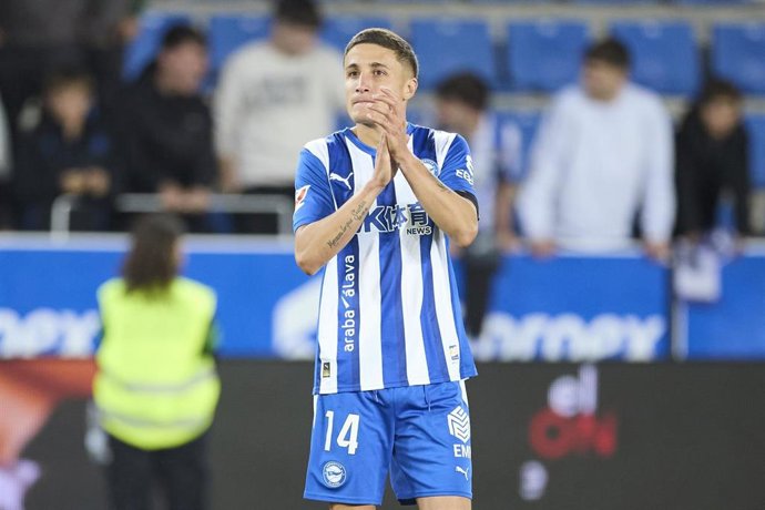 Archivo - El defensa argentino Nahuel Tenaglia (Deportivo Alavés) aplaude tras el partido de LaLiga EA Sports 2025-26 ante el Valencia CF en Mendizorroza.