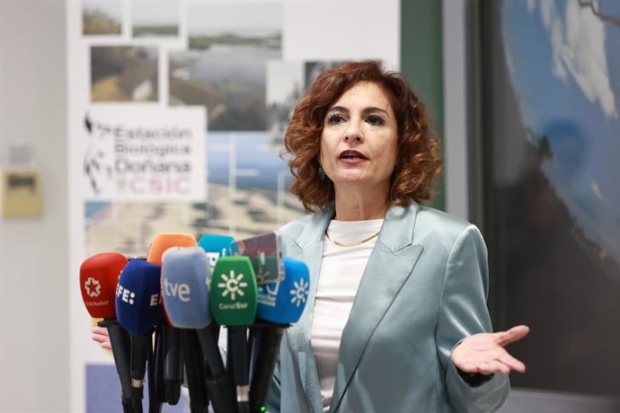 A primeira vice-presidente do governo e ministra da Fazenda, María Jesús Montero, fala com a mídia durante uma visita à Estação Biológica de Doñana, em Sevilha.