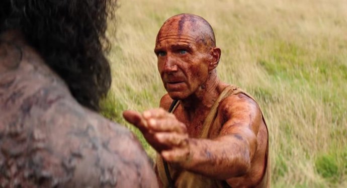 Ralph Fiennes experimenta con el líder de los infectados en el tráiler de 28 años después: El templo de los huesos