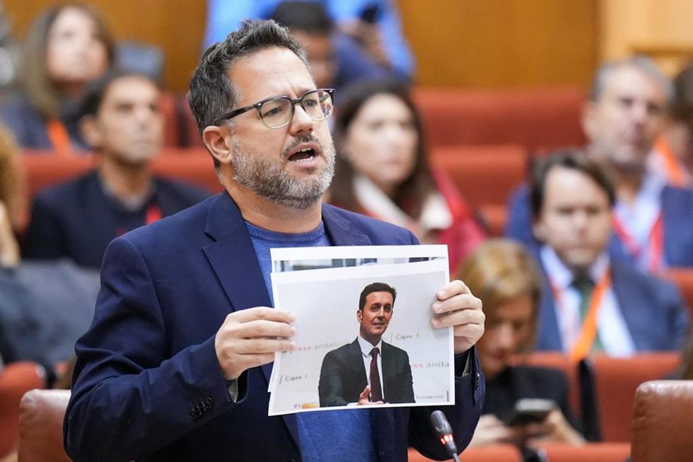 El portavoz del Grupo Mixto-Adelante Andalucía, José Ignacio García, este miérrcoles en el Pleno del Parlamento durante su pregunta al presidente de la Junta, Juanma Moreno.