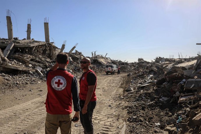 Imagem de arquivo de trabalhadores da Cruz Vermelha na Faixa de Gaza.