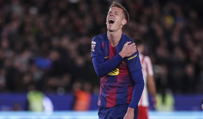 El jugador del FC Barcelona Dani Olmo tras marcar un gol y luxarse el hombro al caer tras rematar