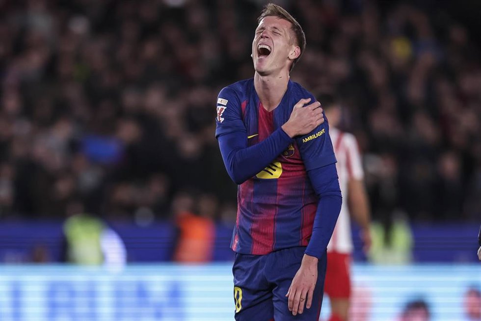 El jugador del FC Barcelona Dani Olmo tras marcar un gol y luxarse el hombro al caer tras rematar