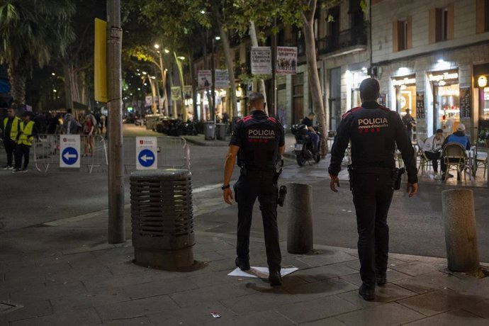 Archivo - Los mossos d'esquadra realizan un patrullaje durante las fiestas de la Mercè este año.