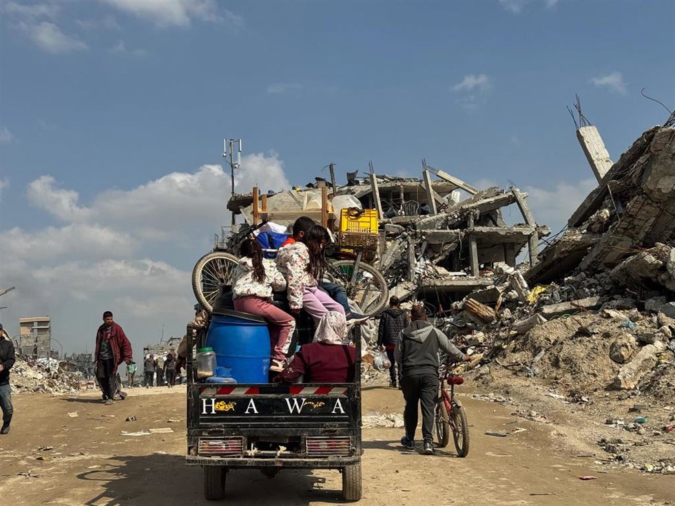 Archivo - Una familia palestina a su llegada a Beit Lahia, en la Franja de Gaza, en el marco de la ofensiva de Israel contra el enclave tras los ataques del 7 de octubre de 2023 (archivo)