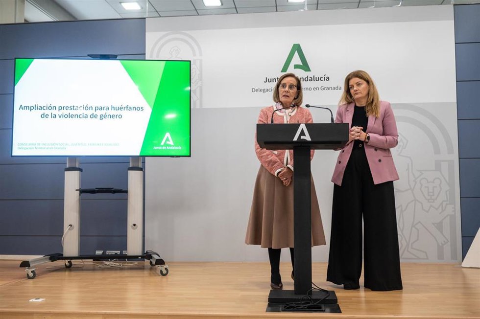 La delegada de Inclusión Social, Juventud, Familias e Igualdad en Granada, Matilde Ortiz,y la responsable del Instituto Andaluz de la Mujer, Teresa Illescas.