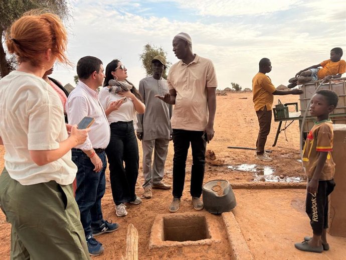 Francisco Reyes (2i), en la visita a Senegal.
