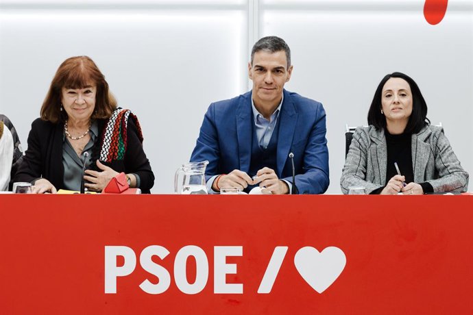 A presidente do PSOE, Cristina Narbona, o primeiro-ministro Pedro Sánchez e a secretária de organização do PSOE, Rebeca Torró Soler, durante uma reunião do Comitê Executivo Federal do PSOE em 17 de novembro de 2025 em Madri (Espanha).