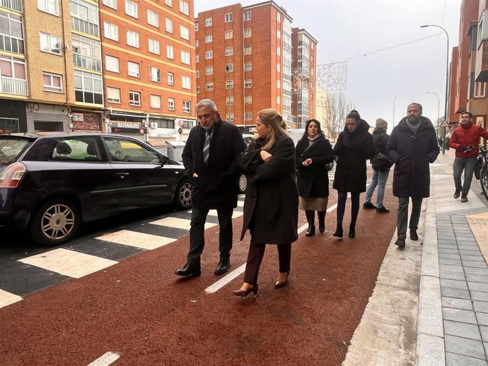 El subdelegado del gobierno, Pedro de la Fuente, y la alcaldesa de Burgos, Cristina Ayala, junto con concejales del Ayuntamiento de Burgos, pasan por el carril bici