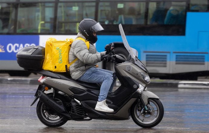Archivo - Una moto de reparto.