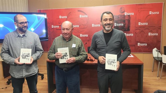 De izda a dcha, Alfonso Pérez, Joaquín Alcalde y Javier Muñoz presentan el libro 'Soria, ayer'.