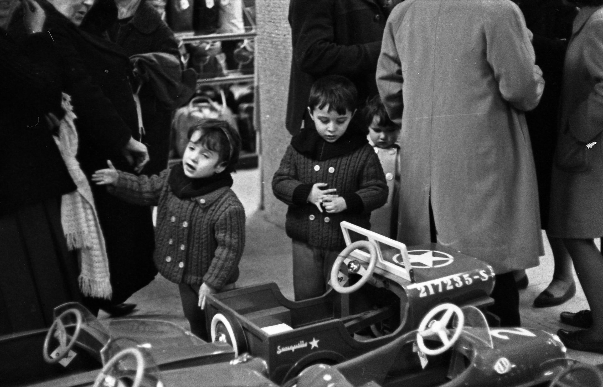 Interior de una tienda de juguetes en la que los niños escogen los regalos durante la campaña navideña