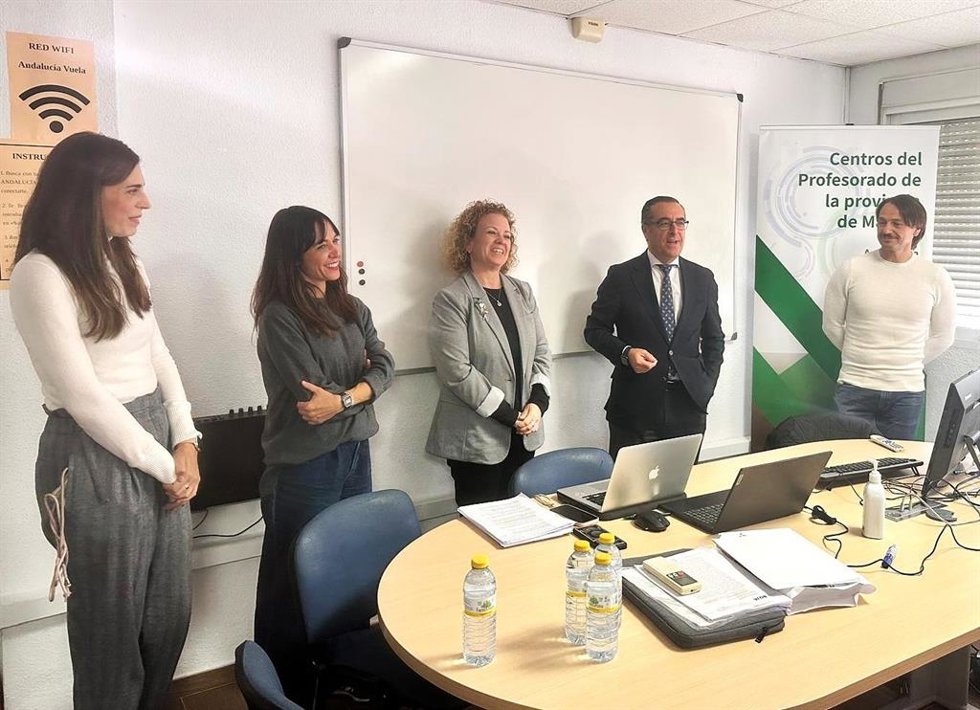 El delegado territorial de Desarrollo Educativo, Miguel Briones, ha acudido a la jornada de este miércoles en el CEP de Málaga, a la que han asistido 30 docentes de FP de toda la provincia, la mayoría coordinadores de Dual