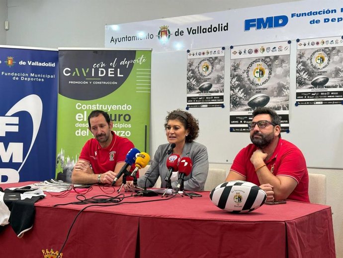 La concejal de Participación Ciudadana y Deportes, Mayte Martínez, junto a representantes de Rugby El Salvador.
