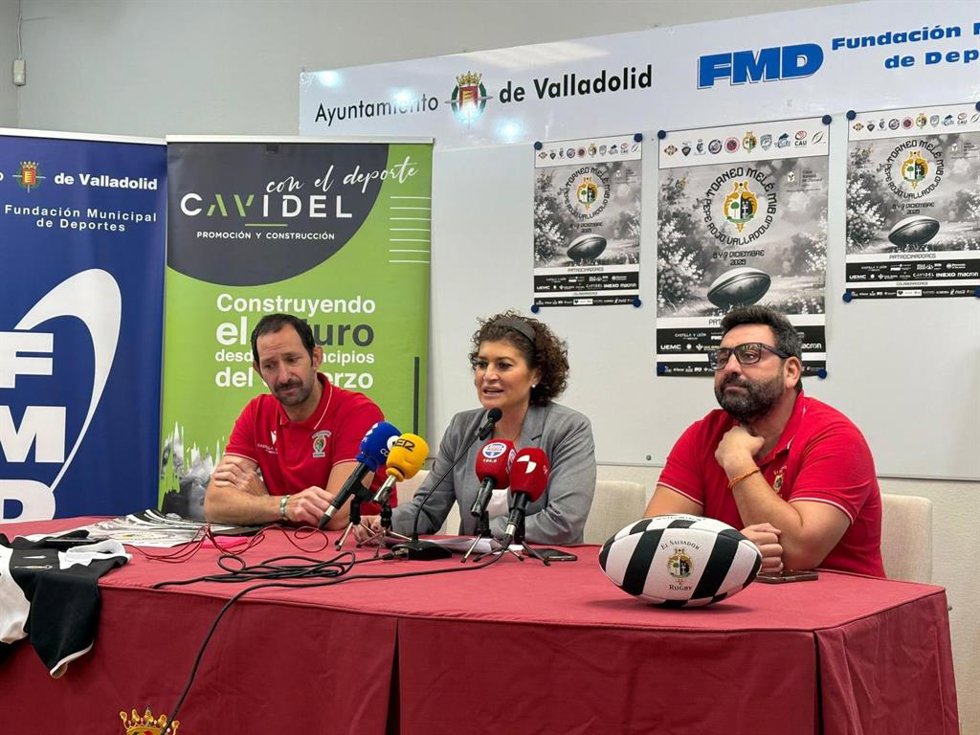La concejal de Participación Ciudadana y Deportes, Mayte Martínez, junto a representantes de Rugby El Salvador.