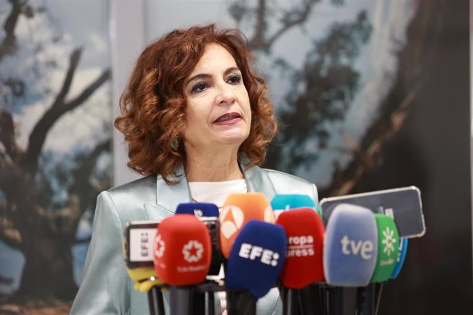 La vicepresidenta primera del Gobierno y ministra de Hacienda, María Jesús Montero, atiende a los medios antes de visitar la Estación Biológica de Doñana (EBD), perteneciente al Consejo Superior de Investigaciones Científicas (CSIC). En la Estación Biológ