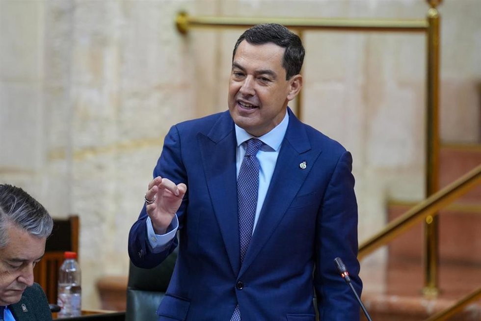 El presidente de la Junta de Andalucía, Juanma Moreno, responde a las preguntasde los grupos políticos en la sesión de controlal Gobiernodel Parlamento de Andalucía. A 3 de diciembre de 2025, en Sevilla (Andalucía, España). Segunda jornada de Pleno, 