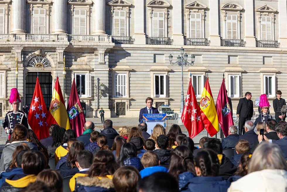 Archivo - El alcalde de Madrid, José Luis Martínez-Almeida, preside el acto institucional organizado por el Ayuntamiento de Madrid con motivo del Día de la Constitución frente al Palacio Real