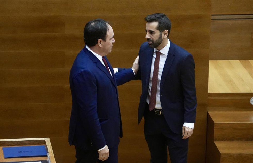 El nuevo president de la Generalitat, Juanfran Pérez Llorca (i), saluda al síndic del PSPV, José Muñoz, en la toma de posesión en Les Corts