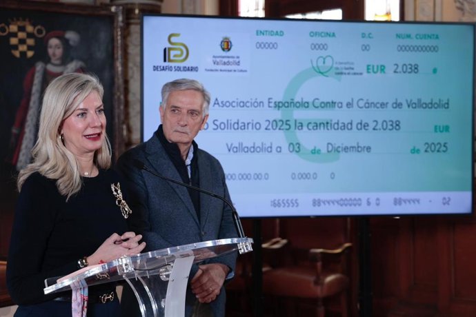 La concejala de Educación y Cultura, Irene Carvajal, entrega al presidente de la AECC en Valladolid, Artemio Domínguez, el cheque solidario.