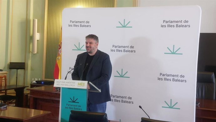 Archivo - El portavoz de MÉS per Mallorca, Lluís Apesteguia, en rueda de prensa.